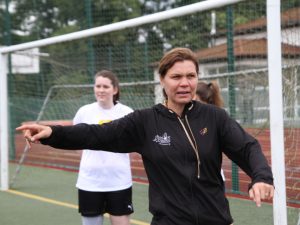 Louisa Hansen, Ex-Frauen-Bundesliga-Spielerin, trainierte die 30 Fußballerinnen in der Sportschule Werdau. Foto: Alice Jagals