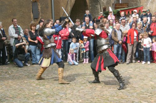 Zum Schlossspektakel am Wochenende werden auch die Ritter einige Kämpfe austragen. Foto: Uwe Wolf (Archiv)