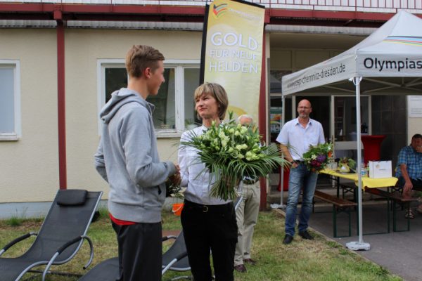 Obermürgermeisterin Barbara Ludwig übergibt dem frisch gebackenem Europameister Max Heß einen Blumenstrauß. Foto: Nicole Neubert.