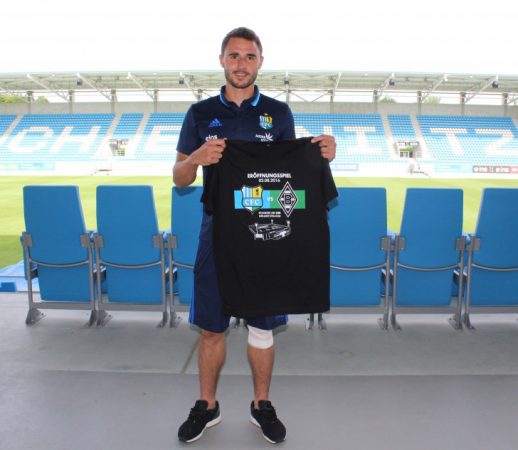 Kapitan Kevin Conrad präsentiert das besondere Shirt, welches es als Erinnerung zum Eröffnungsspiel geben wird. Fotos:Cindy Haase