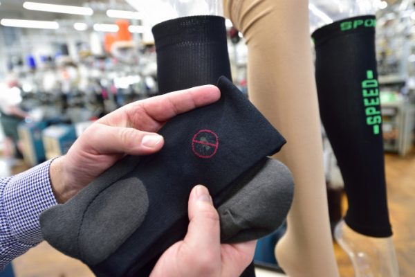 Neuartige Socken gegen Zecken mit nachgewiesener Wirkung hat die Strumpfwerk Lindner GmbH, Hohenstein-Ernstthal, in Kooperation mit dem Textilforschungsinstitut TITK, Rudolstadt, entwickelt. 