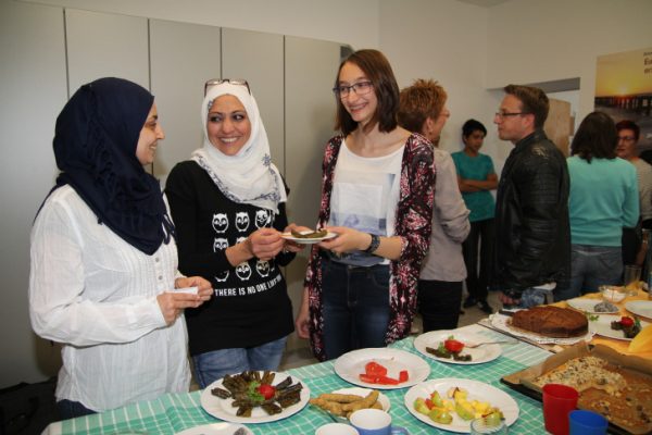 Zur Einweihung haben sie für Köstlichkeiten gesorgt: Marowa Shamat (36), Khawla Khabaz (42), Lara-Josefine Weinert (16) (v.l.n.r.)