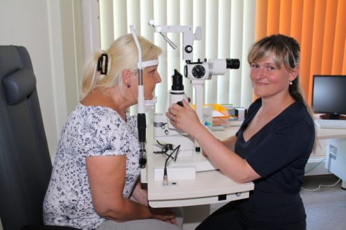 Sandra Lehmann, Fachärztin für Augenheilkunde, in ihrem Arbeitszimmer. Seit 18. Juli verstärkt sie das Team des MVZ Meerane. Foto: Uwe Wolf