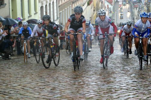 Die Teilnehmerinnen der Thüringen Rundfahrt bezwingen die Steile Wand bei jedem Wetter - wie hier bei Regen. Foto. Uwe Wolf (Archiv)