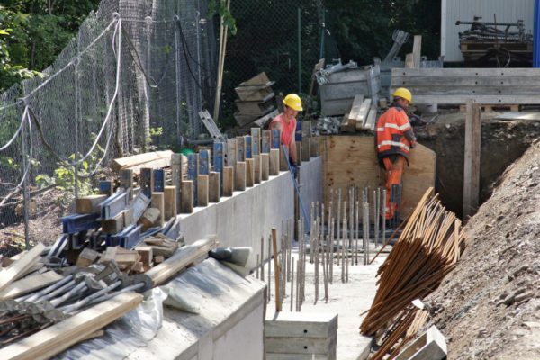 … werden hier zurzeit Sicherungsmaßnahmen ausgeführt. Um den Hang zu stabilisieren, wurden mehrere etwa zehn Meter tiefe Bohrungen verfüllt und an der Oberfläche miteinander verbunden. Fotos: bit
