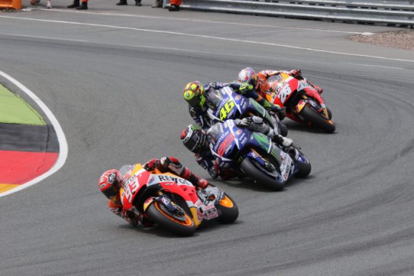 Ist das auch dieses Jahr das Duell am Ring wie 2015? Marquez, Lorenzo, Rossi und Pedros sind die ersten vier in der WM. Foto: Tobias Linke/Archiv