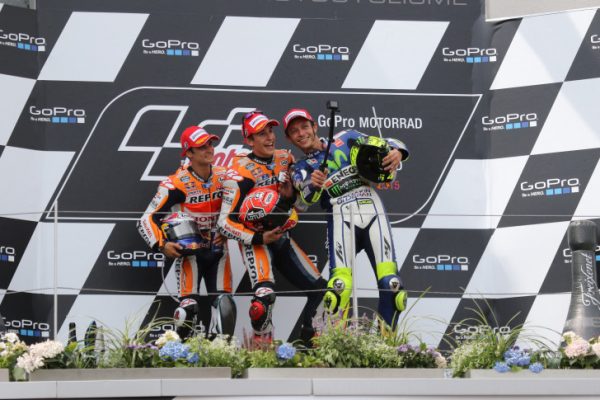 Hat gut lachen: der Spanier Marquez ist seit 2013 am Sachsenring ungeschlagen. Seine Rivalen nahmen es 2015 bei der Siegerehrung trotzdem mit Humor. Foto: Steffen Ullmann