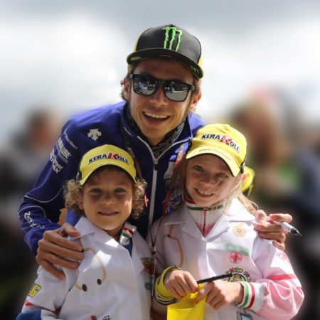 Hautnah mit ihrem Idol Valentino Rossi konnten sich Valentino und Florentine letztes Jahr auf dem Sachsenring ablichten lassen. Auch dieses Jahr werden sie ihrem Lieblingsrennfahrer wieder an der Strecke die Daumen drücken. Foto: Tobias Linke