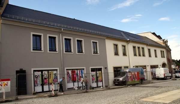 Im neuen Geschäftshaus ist ein Rossmann - Markt und eine Ernsting's-Filiale sowie zwei Bürokomplexe untergebracht. Foto: Birgit Hiemer