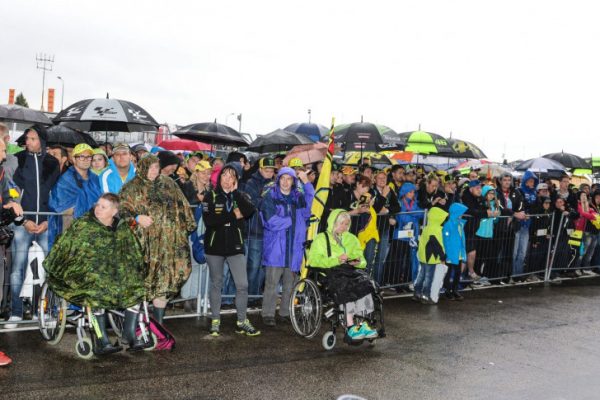 Regen, Kälte - alles egal. Sachsenring-Fans kennen kein schlechtes Wetter. Auch heute war schon allerhand los an der Strecke. Fotos: Steffen Ullmann