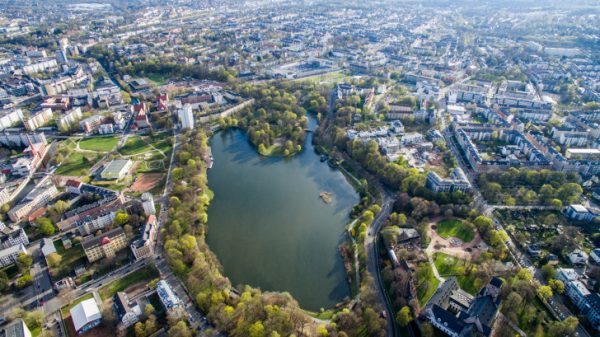 Der Chemnitzer Schlossteich von oben. Durch diesen wollte ein potenzieller Autoknacker flüchten. Foto: Daniel Unger