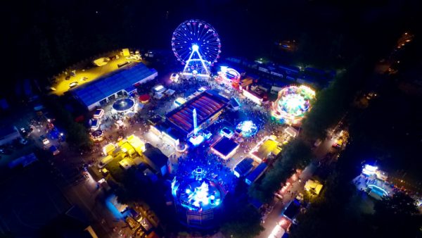 Hell erleuchtet und gut besucht - so präsentierte sich das Stadtfest am Abend. Foto: Daniel Unger