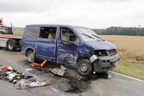 Bei einem schweren Unfall bei Raschau starb eine Frau. Drei weitere Personen wurden schwer verletzt. Fotos: Harry Härtel