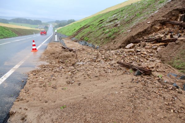 Schäden gab es auch am neuen Autobahnzubringen zwischen Schneeberg und Zwickau West. Hier rutschte ein Teil der Böschung ab.