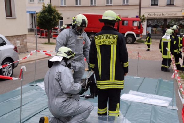 Großeinsatz in Eibenstock nach einem Uranfund im Polizeirevier. Beteiligte Einsatzkräfte mussten auf STrahlung untersucht werden. Fotos: Daniel Unger
