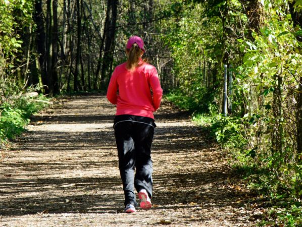 Eine Joggerin (hier Symbolfoto) wurde im Stadtpark brutal überfallen. Wer hat was gesehen? Foto: pixabay