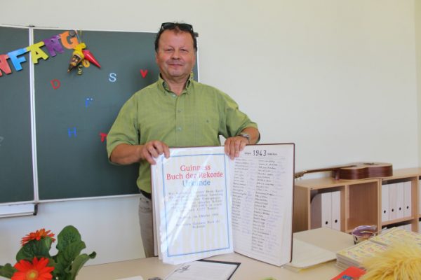 Wolfgang Kandt mit dem beliebten Schulbuch. Foto: Nicole Neubert