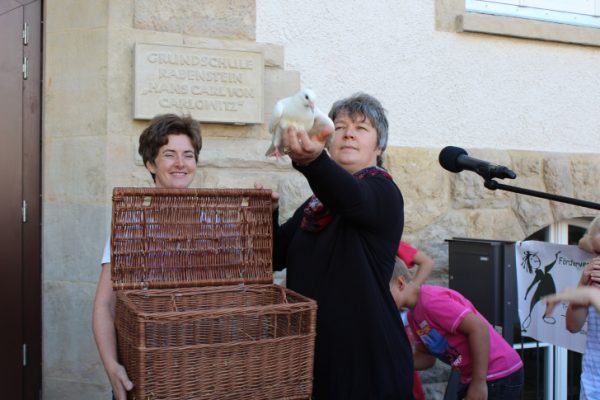  Schulleiterin Katrin Jechorek lässt zur Eröffnungfeier Tauben in die Luft. Foto: Nicole Neubert 