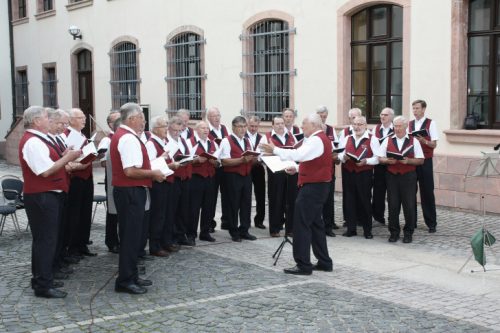 Mit besinnlichen Liedern wird der Männerchor die Besucher der Serenade im Rathaushof unterhalten. Foto: Uwe Wolf. 