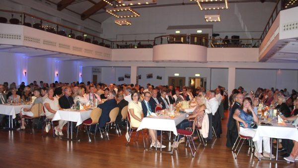 Etwa 300 Gäste feiern den Doppelgeburtstag am 20. August im Schneeberger Kulturzentrum „Goldne Sonne”. Foto: Olaf Seifert