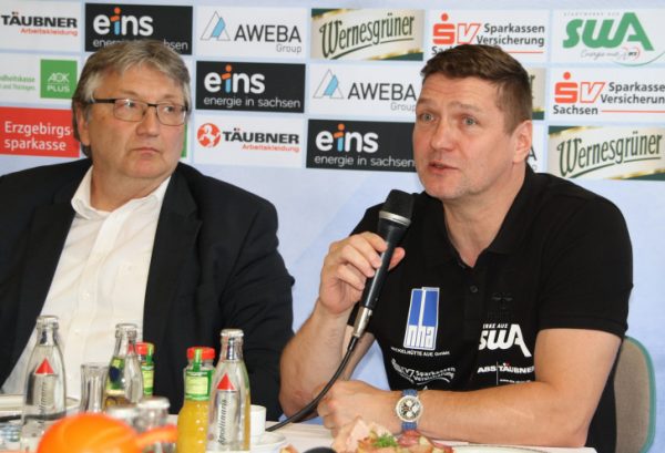 Maik Handschke, der neuen Trainer des EHV Aue. Links: Präsident Lutz Lorenz. Foto: Birgit Hiemer