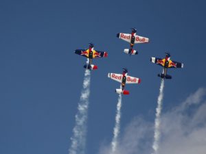 Das Flying Bulls Aerobatic Team aus Tschechien ist aiuch am Sonntag um 16 Uhr noch einmal zu bestaunen. Foto: Alice Jagals