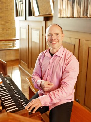 Der Öhringer Organist und Chorleiter Patrick Gläser wird der Harthaer Orgel rockige Klänge entlocken. Foto: Michael Schaffert 