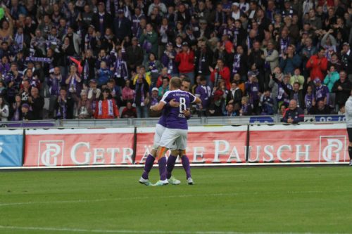 Werden die Auer Spieler am Sonntag gegen Ingolstadt so jubeln, wie Nicky Adler und Christian Tiffert nach dem 1:0 gegen Sandhausen?  Foto: Unger