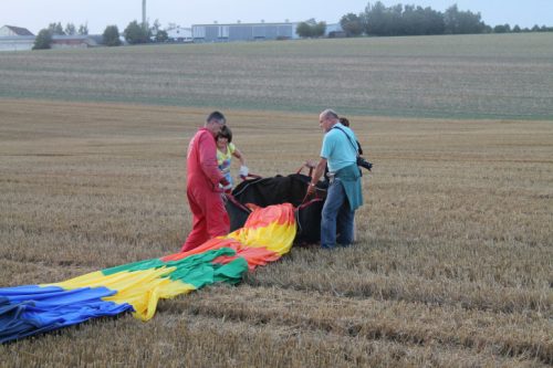 Das Verpacken der Ballonhülle.