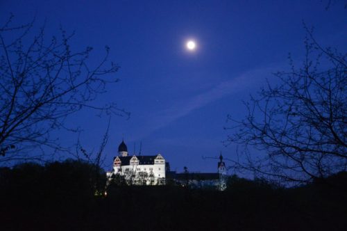 Nacht über der Rochsburg. Zur Nacht der Schlösser können die Besucher eine Reise in die Zeit ohne Technik erleben. Foto: Schloss Rochsburg