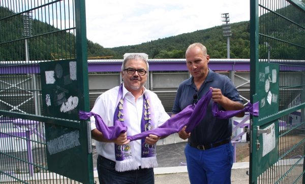 Landrat Frank Vogel (l.) und FCE-Präsident Helge Leonhardt eröffneten am Samstag die neue Nordtribüne im Sparkassen-Erzgebirgsstadion. Fotos: Birgit Hiemer