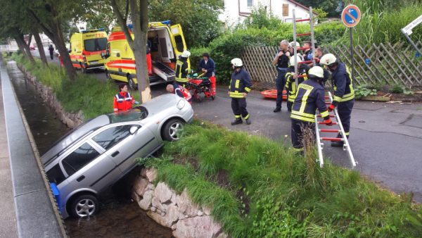 Rettungskräfte versuchen die Fahrerin zu befreien. Foto: Uwe Wolf