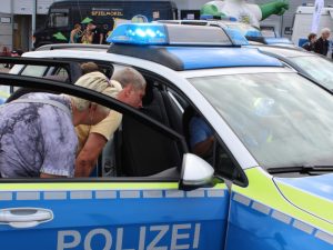 Mal ins Polizeiauto blicken, auch das wurde heute ermöglicht.