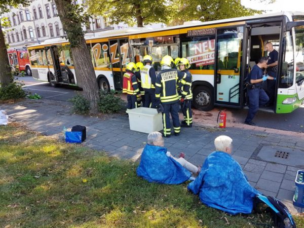 Rund 20 Personen wurden beim Zusammenstoß eines Busses mit einem LKW verletzt, einige von ihnen schwer. Fotos: Harry Härtel