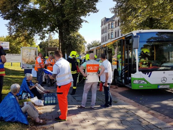 Helfer kümmern sich um die Verletzten.