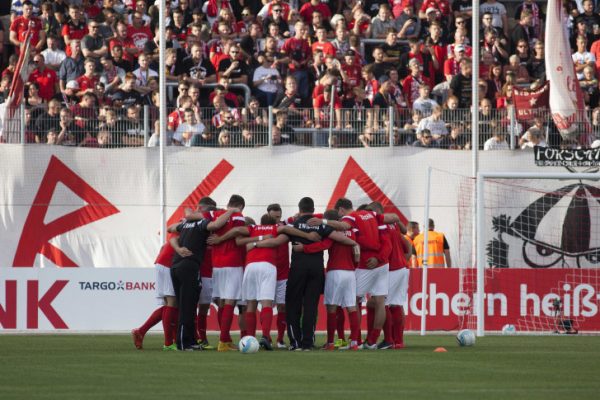 Geschlossen als Mannschaft präsentierte sich der FSV. Am Ende zogen die Zwickauer trotzdem den Kürzeren. Fotos: Reinhard Haupt