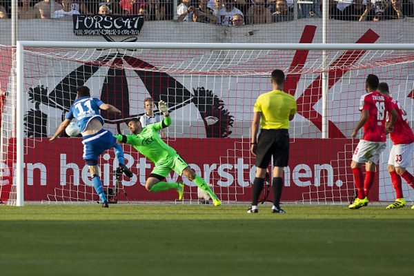 Michael Gregoritsch vom HSV köpft auf das Tor von Johannes Brinkies.