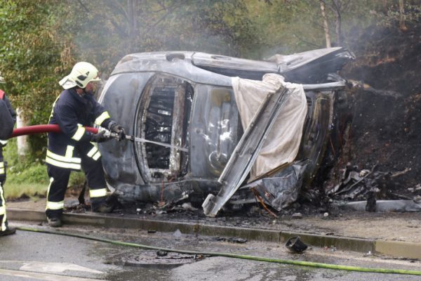 Der Mercedes brannte vollständig aus. Fotos: Daniel Unger
