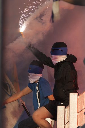 Vermummte HSV-Anhänger zünden Feuerwerk, Rauchbomben und Bengalos.