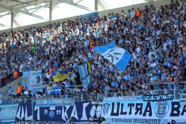 Sangen trotz fehlender Tore aus Leibeskräften: die Fans auf der Südtribüne.