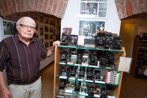 Siegfried Ludwig hat in seinem Geschäft die Kellerräume zu einem Fotomuseum ausgebaut, wo alte Fotoaparate, Fotos und vieles aus der Geschichte des Erzgebirges zu bestaunen ist.         Foto: Stefan Unger