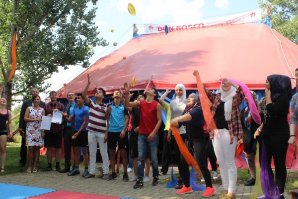 Eins, zwei, drei - hoch die Bälle! Beim Zirkusprojekt werden ausländische Jugendliche auf spielerische Weise integriert. Bestaunt werden die Künste von den Untersützern (links im Bild). Foto: Cindy Haase