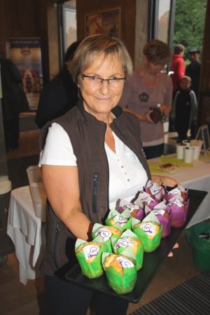 Gudrun Schellenberger zeigt die leckeren „Ein Herz für Aue“-Muffins. Fotos: Birgit Hiemer