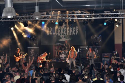 Bellbreaker gibt in Limbach-Oberfrohna , in eine rleer stehenden Fabrik, ein Konzert. Foto. Gruppe
