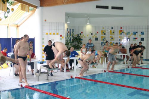 Am Samnstag um 10 Uhr ist das Start für das 24-Stunden-Schwimmen und für das "Schwimmen für Toleranz und Demokratie" im Limbomar. Foto: Uwe Wolf (Archiv)