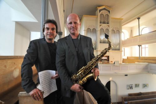 Der klassisch ausgebildete Kirchenmusiker Jens Goldhardt und der im Rock- und Jazzbereich tätige Saxophonist Ralf Benschu bringen zwei von Grund auf verschiedene Instrumente in ein Konzert. Foto: Cathrin Geißler