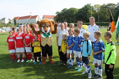 Maskottchen Mitti und der Nachwuchs des SV Germania Mittweida bei der Eröffnung. Foto: Uwe Wolf