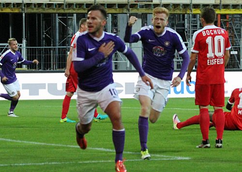 Da war die Welt für den FC Erzgebirge Aue noch in Ordnung. Nach zwölf Minuten jubelte Simon Skarlatidis, als er mit einem straffen Schuss das Spiel gedreht hatte. Foto: Stefan Unger
