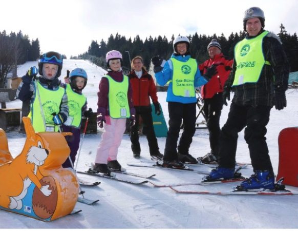 Das Team der Skischule Carlsfeld sucht Verstärkung. Foto: Uwe Zenker