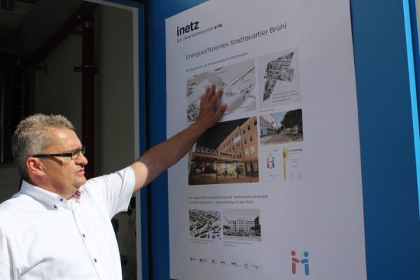 Projektleiter Ulf Uhlig vor einer Schautafel, die die Versorgung des Brühls zeigt. 